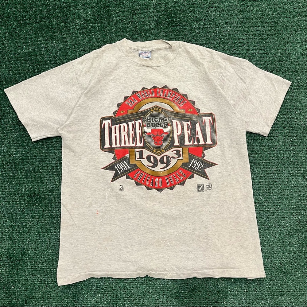 🏀 Vintage 90’s Chicago Bulls ‘Three Peat’ Tee